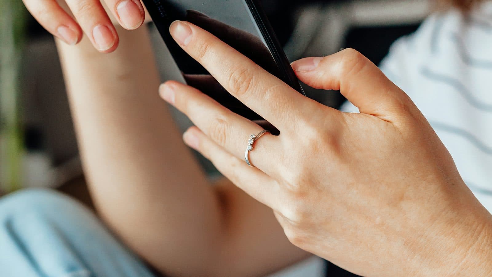 Mãos digitando uma mensagem no celular